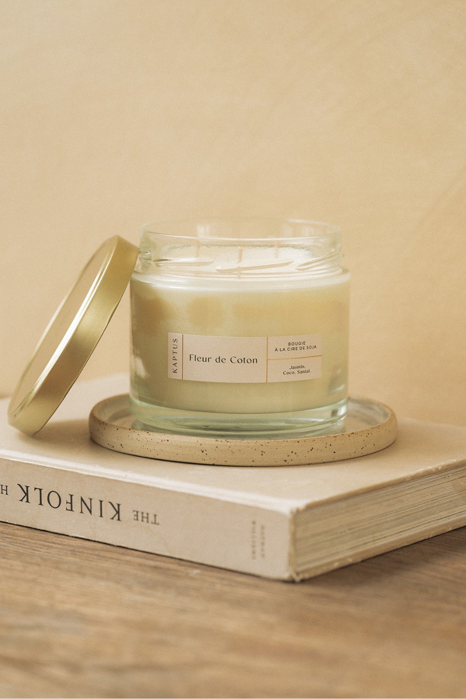 Une bougie en cire de soja, étiquetée