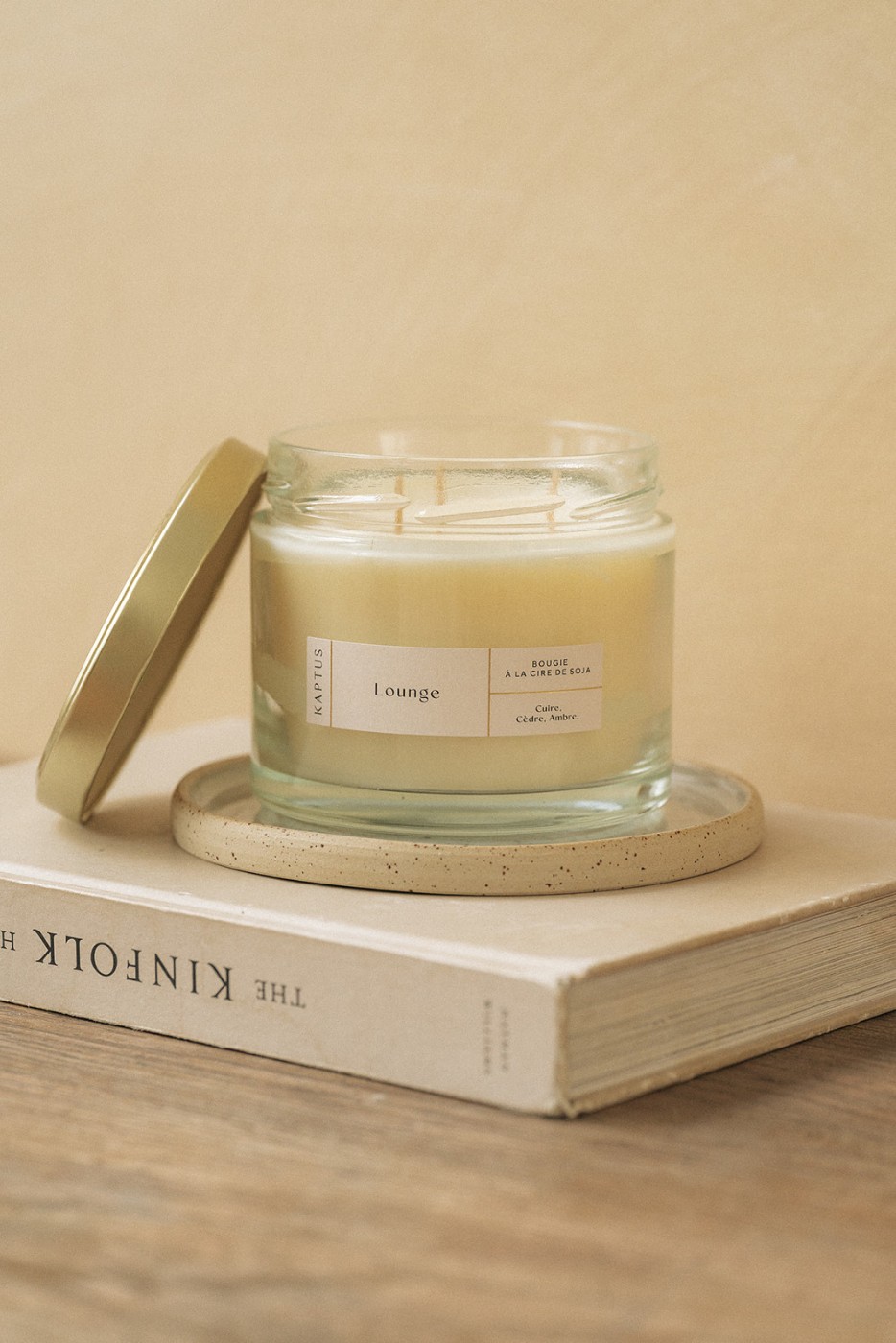 Bougie en cire de soja, marque Kaptus, étiquette indiquant