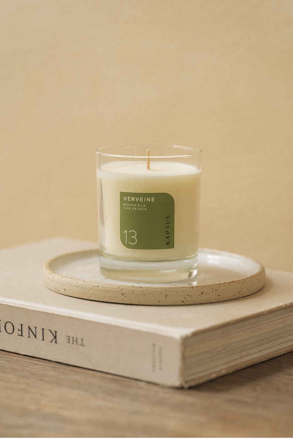 Une bougie parfumée en verre, étiquetée